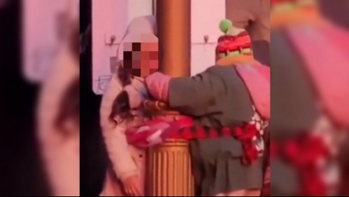 Padres ataron a niños con bufandas a un poste durante concierto: Estuvieron de pie por 80 minutos