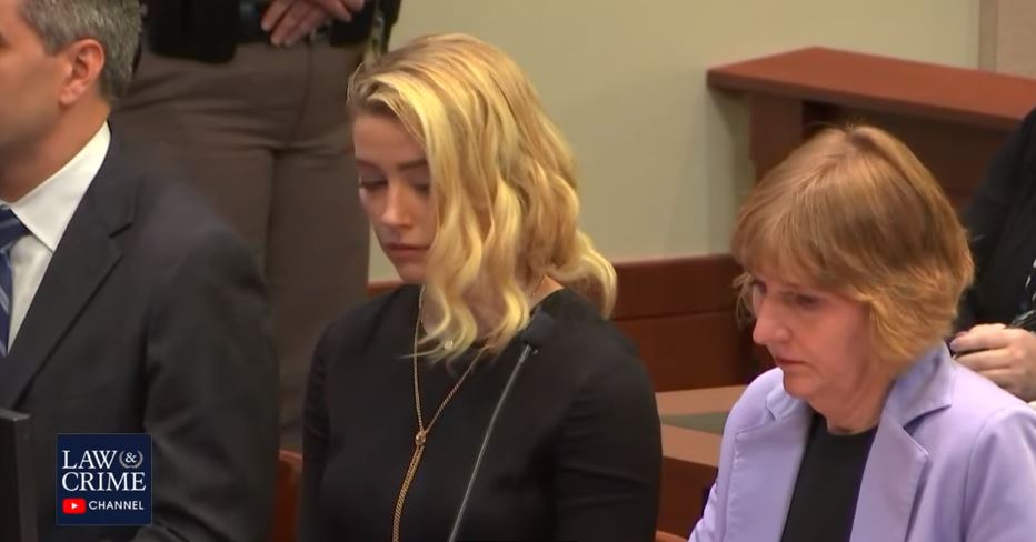 Amber Heard mientras oía el veredicto de la jueza