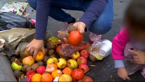 Recogen alimentos de la feria y las venden para sobrevivir: Las consecuencias de la inflación en Chile