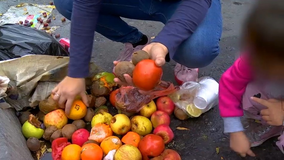 Recogen alimentos de la feria y las venden para sobrevivir: Las consecuencias de la inflación en Chile