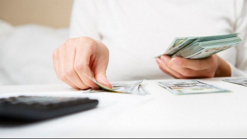 Se aumentó el sueldo sin que se enterara su jefe y gastó el dinero en decorar su casa y comer en restaurantes