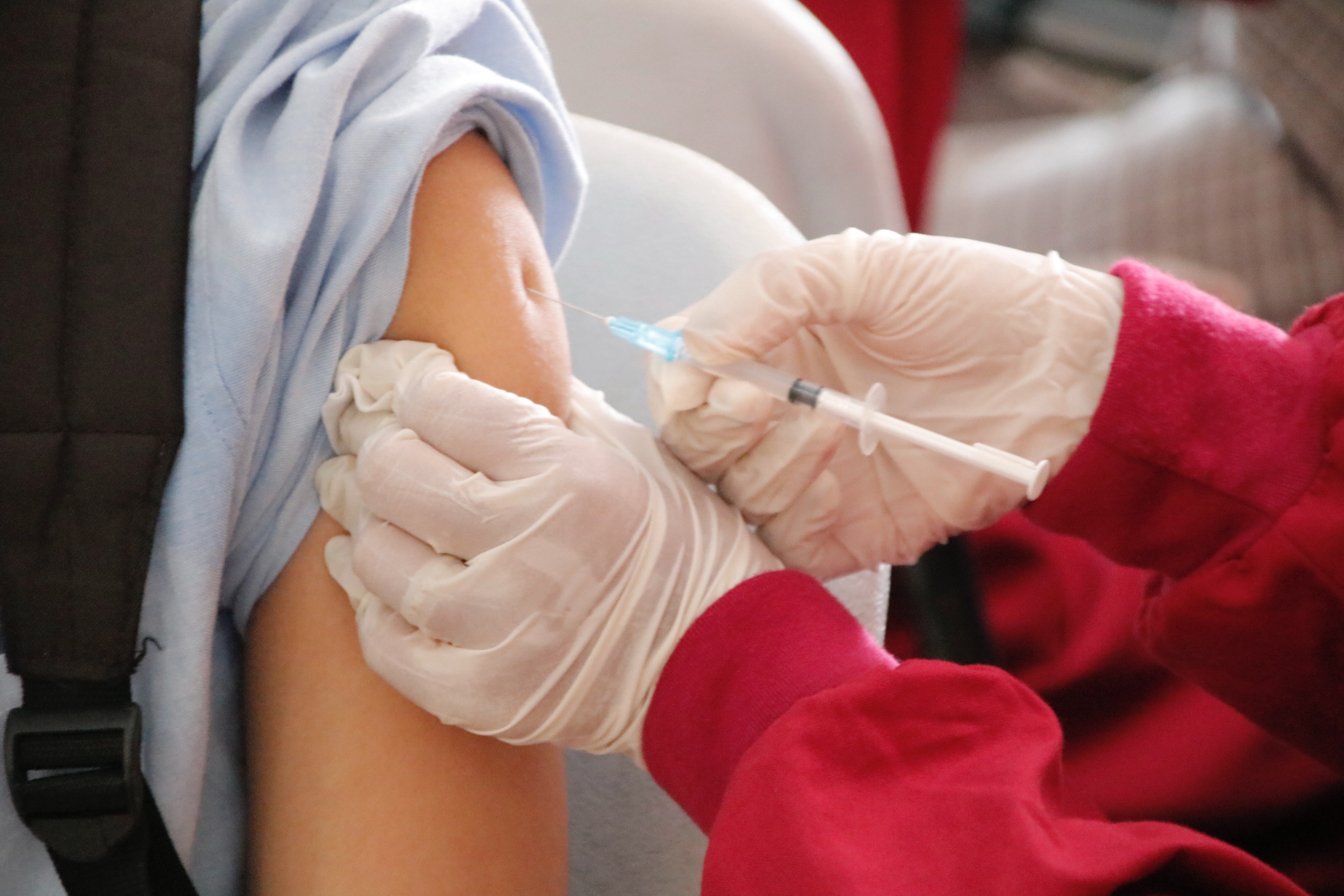Aplicación de una vacuna en un brazo descubierto
