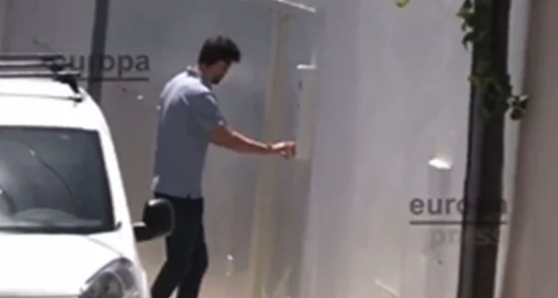 Gerard Piqué tocando el timbre de su casa