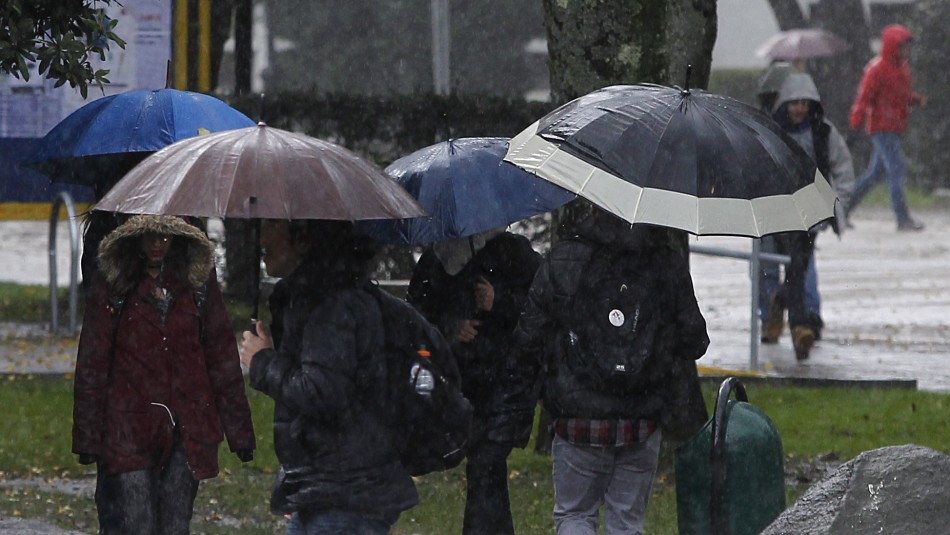 Se podría alcanzar los 14 milímetros: Revisa las comunas de Santiago en las que se espera más lluvia este viernes