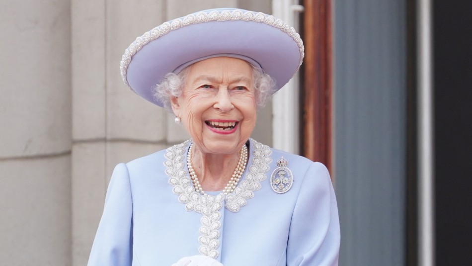 Isabel II es aclamada en el balcón del Palacio de Buckingham por sus 70 años de reinado