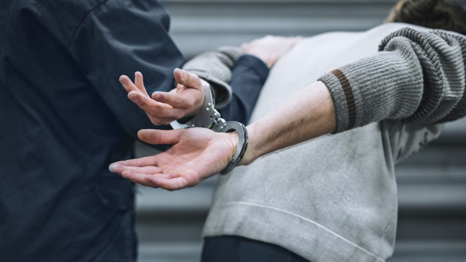 Detienen a joven de 17 años acusado de violar a una compañera de colegio Detienen a joven de 17 años acusado de violar a una compañera de colegio