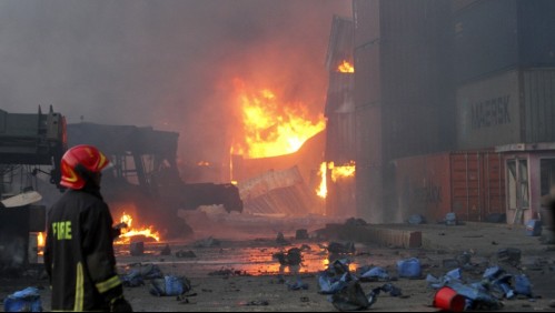 Gigantesca explosión en depósito de contenedores en Bangladesh dejó 49 muertos y 300 heridos