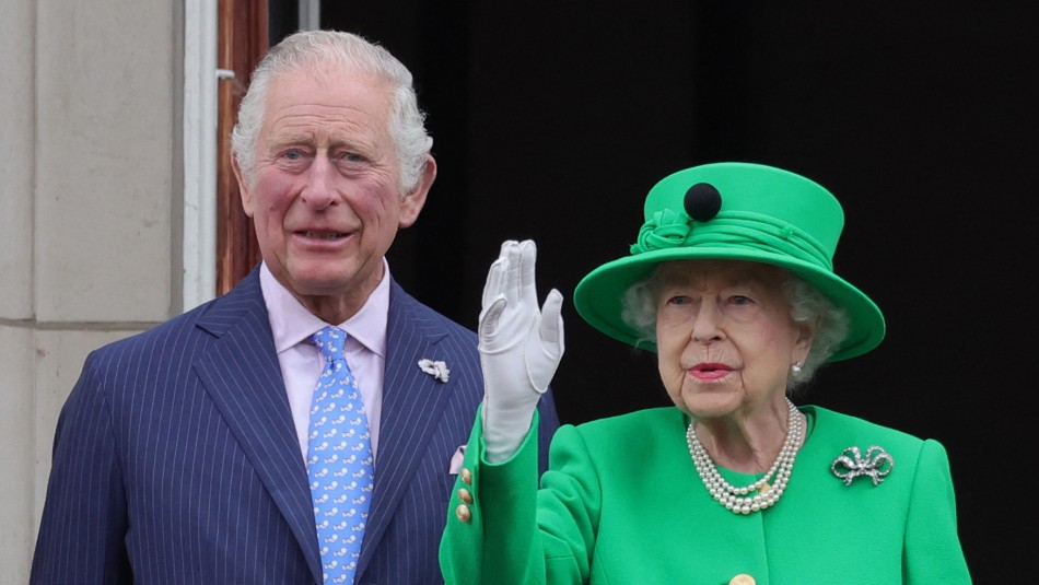 Reina Isabel II aparece por sorpresa para cerrar las celebraciones del 