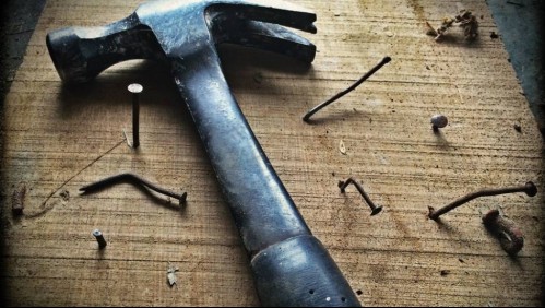 Asesina a su cuñada con un martillo, esconde el cuerpo en la maleta del vehículo de su amigo y se va a clases