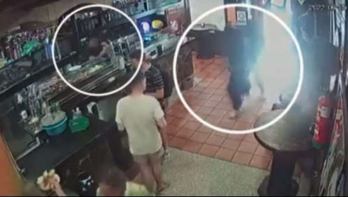 Se salvó de morir en un tiroteo gracias a una pata de jamón que había en el bar donde trabajaba