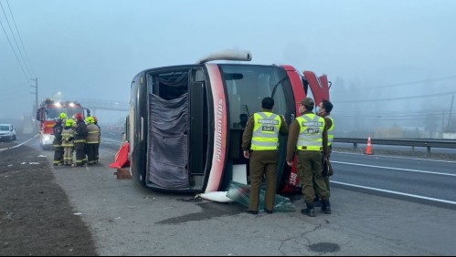 Un muerto y 14 lesionados deja volcamiento de bus en la Ruta 5 Sur que se dirigía de Valdivia a Santiago