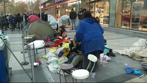 'La mejor fila del mundo': personas pasan la noche en carpas por un año de sandwich de pollo gratis