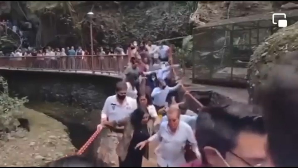 Video registra momento en que un puente colgante se desploma cuando inauguraban arreglos