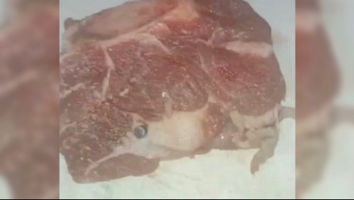 Una mujer compró carne y al llegar a casa notó que había una bala al interior del producto