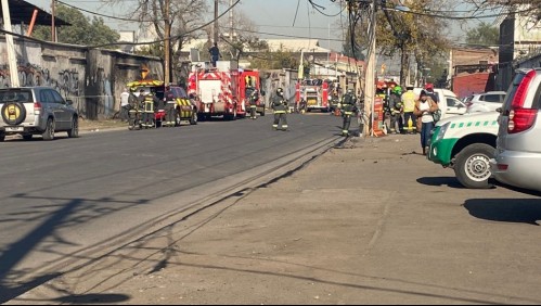 Bomberos acude a llamado de emergencia por fuga de hidróxido de amonio en Santiago: Concurren 7 carros