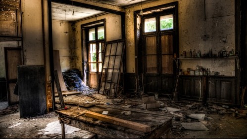 Profesora que perdió su casa tras una explosión realiza clases entre los escombros