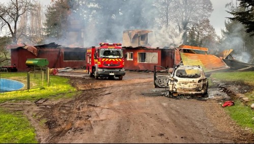 Casa patronal y diversos vehículos terminaron quemados: Atentado en fundo de La Araucanía de propiedad de Juan Sutil
