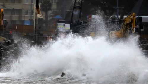 Armada emite aviso de marejadas entre el Golfo de Penas y Arica: Llaman a 'evitar tránsito por el borde costero'