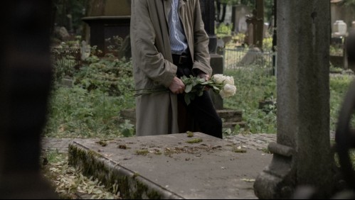 Fue a dejar flores a la tumba de su prometida y terminó en la cárcel acusado de arrojar basura