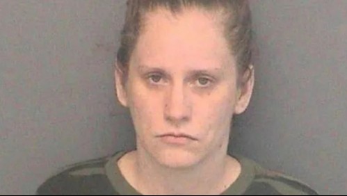 Su hijo de 8 años tuvo que pedir ayuda: Mujer vivía con varios perros muertos dentro de su casa y en su vehículo