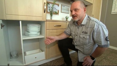 Compró un mueble usado, encontró un millonario 'tesoro' en su interior y lo devolvió a sus antiguos dueños