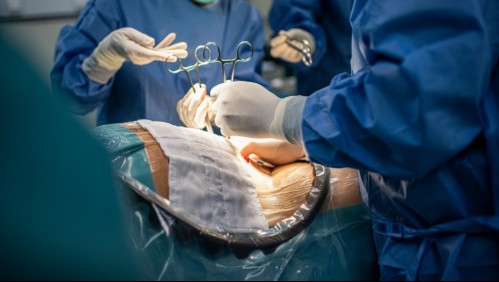 Médicos usaron linternas para realizar cesárea tras corte de luz y el bebé terminó con un corte en la oreja