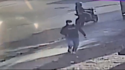 Video capta momento en que motorista irrumpe para balear y matar a sujeto en local de Santiago