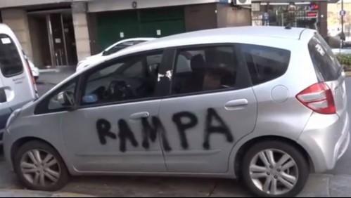 Conductora bloqueó una rampa de acceso para personas con discapacidad y le terminaron pintando el auto