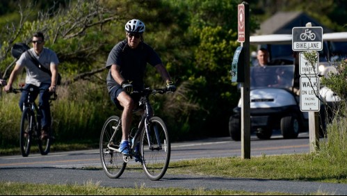 Presidente de Estados Unidos sufre caída sin consecuencias al tratar de bajarse de bicicleta