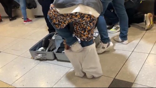 Para no pagar el exceso de equipaje: Pasajero se viste con la ropa que llevaba en la maleta y se vuelve viral