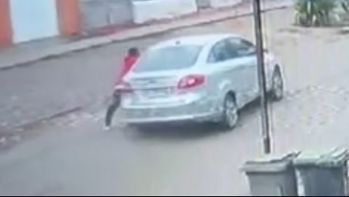 Investigan muerte de hombre que impactó con poste tras colgar de un vehículo en movimiento más de 15 metros