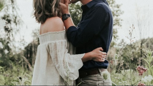 Solteros se aburren de Tinder y buscan encuentros amorosos por medio de cartas