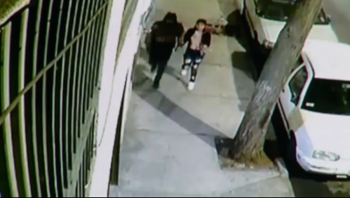 Sujeto murió tras recibir cinco disparos: Hombre y una mujer lo habrían acribillado en el centro de Santiago