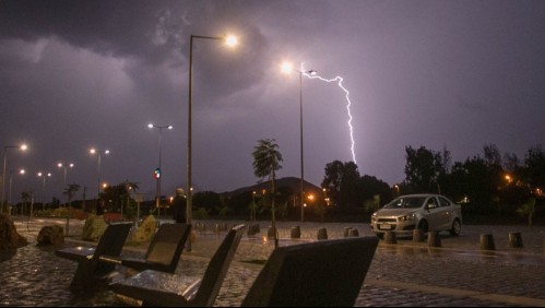 Incluye la Metropolitana: Meteorología emite aviso por 'probables tormentas eléctricas' en cinco regiones