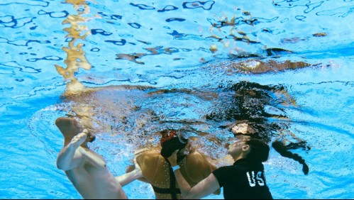 Nadadora profesional se desmaya en competencia de nado y es rescatada por su entrenadora