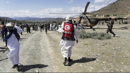 'La gente excava y excava tumbas': confirman al menos 1.000 muertos por potente terremoto en Afganistán