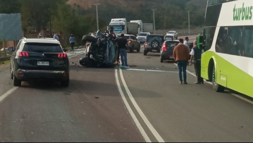 Padre y madre mueren tras chocar su auto contra vehículo de carga: hijos de 7 años y 4 meses resultan heridos