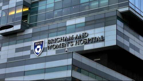 'La tiraron como basura': padres demandan a hospital que botó el cuerpo de su bebé prematura con la ropa sucia