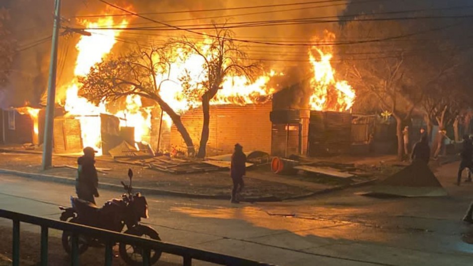 Violento incendio consume dos viviendas y deja un lesionado en Villa Francia