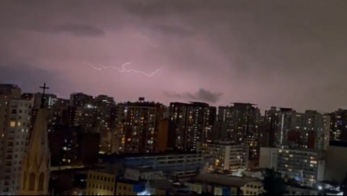Lluvia, granizos y truenos: usuarios de redes sociales reportan precipitaciones en Santiago y otras zonas del país