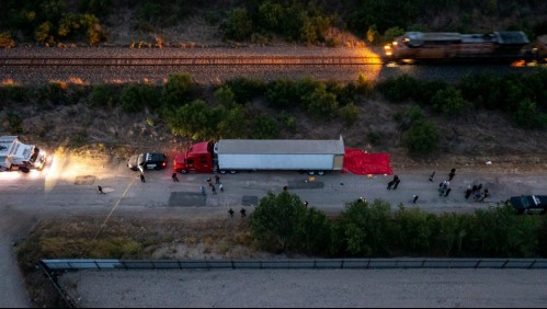 Hallan 50 migrantes muertos al interior de un camión en Texas: autoridades sospechan de trata de personas