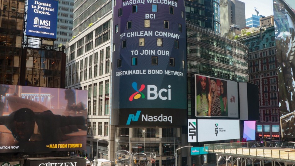 Banco chileno fue destacado en pantalla de Times Square tras lograr importante reconocimiento Banco chileno fue destacado en pantalla de Times Square tras lograr importante reconocimiento