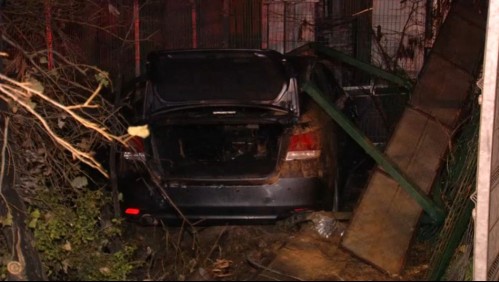 Portonazo frustrado en Las Condes: Dos menores de edad son detenidos tras escapar y chocar un recinto deportivo