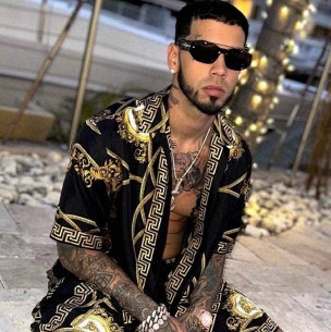 Fanático derribó a Anuel AA en pleno escenario: guardias debieron socorrerlo Fanático derribó a Anuel AA en pleno escenario: guardias debieron socorrerlo
