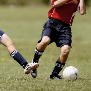 Se iba a ver con otra mujer, su novia lo siguió y le pidió a desconocidos jugar fútbol para disimular Se iba a ver con otra mujer, su novia lo siguió y le pidió a desconocidos jugar fútbol para disimular