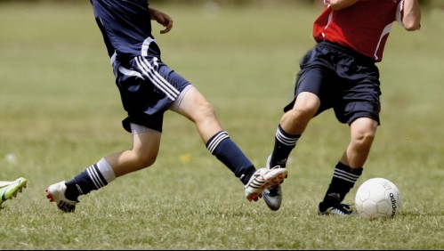 Se iba a ver con otra mujer, su novia lo siguió y le pidió a desconocidos jugar fútbol para disimular