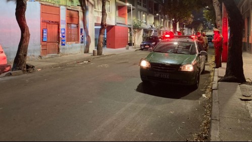 Hombre murió por un impacto balístico en la cabeza en pleno centro de Santiago