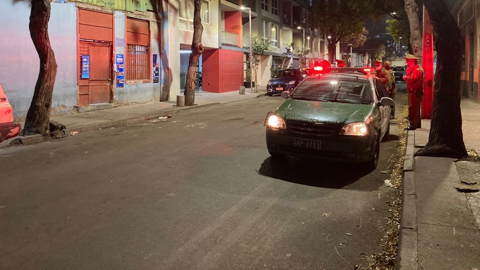 Hombre murió por un impacto balístico en la cabeza en pleno centro de Santiago