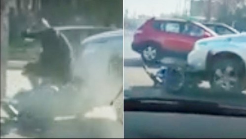 'Tenía antecedentes': Video muestra a conductor atropellar a motorista y arrastrar ese vehículo por varios kilómetros