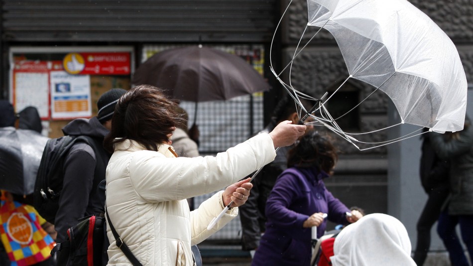 Incluye la Metropolitana: Emiten aviso por evento meteorológico en 7 regiones del país Incluye la Metropolitana: Emiten aviso por evento meteorológico en 7 regiones del país